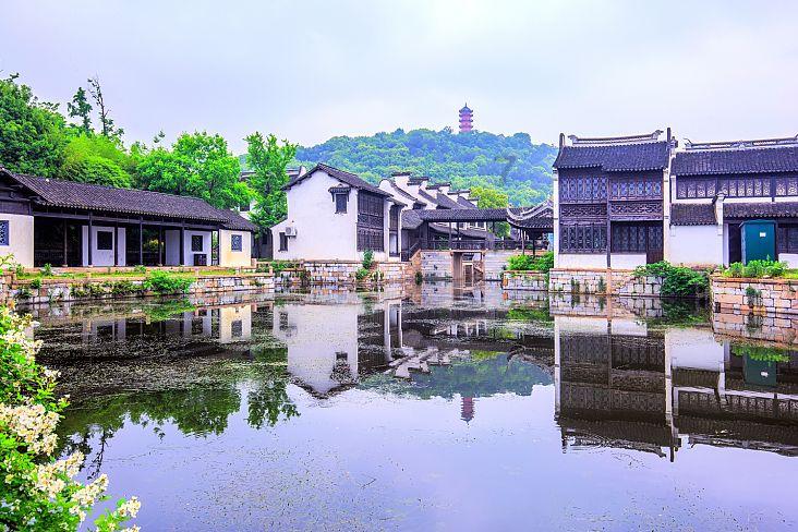 逃出平静乡村